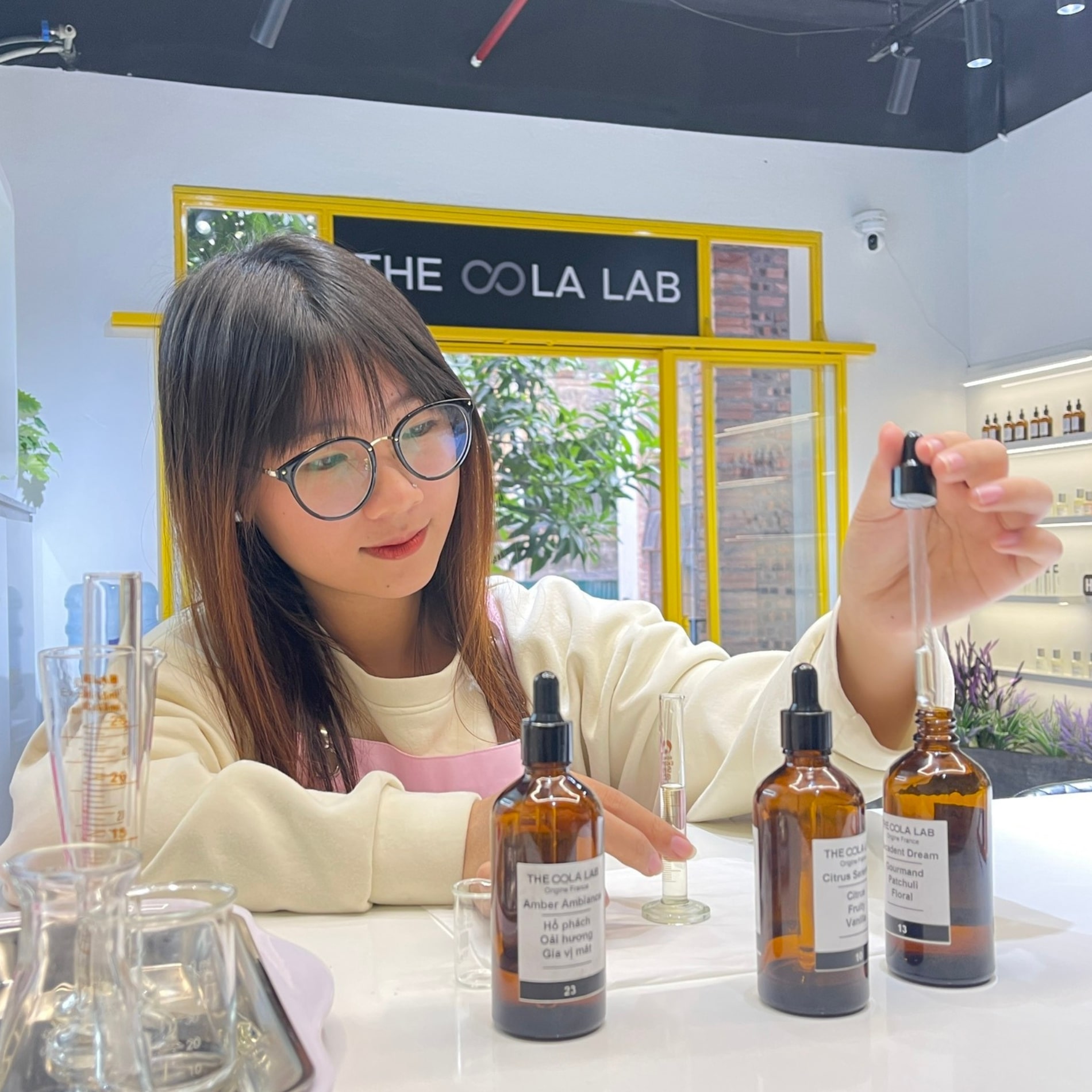 Sự Kỳ Diệu Của Nước Hoa Pha Chế: Bí Quyết Tạo Ra Hương Thơm Độc Đáo