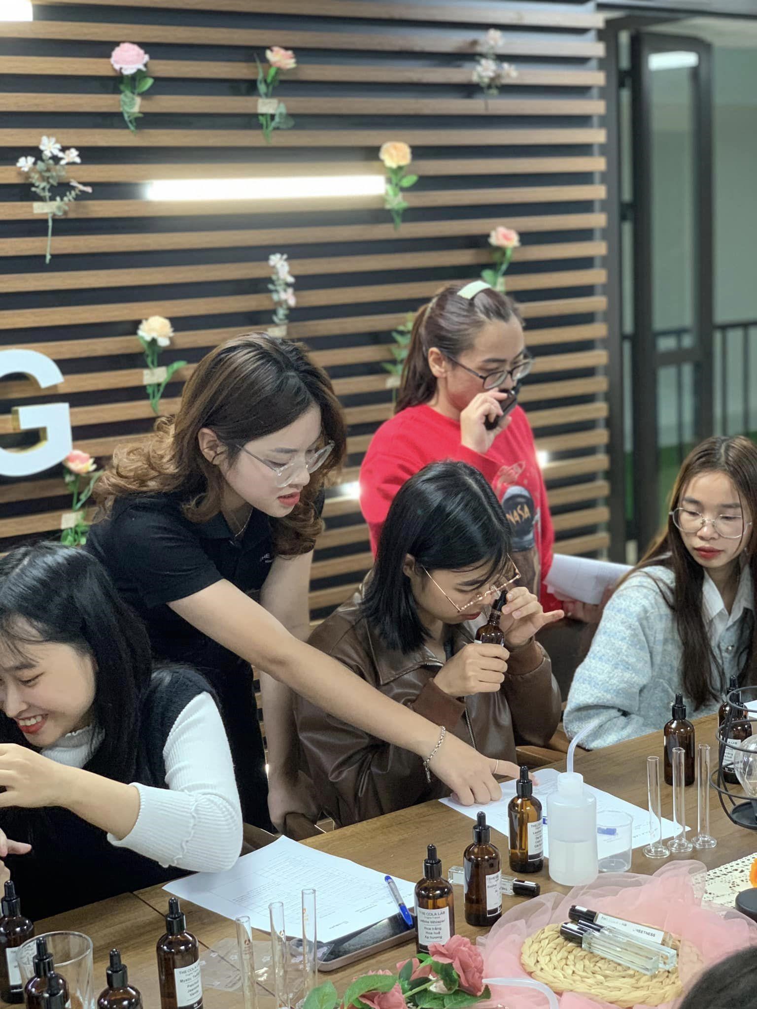 Tìm Hiểu Về Ngành Pha Chế Nước Hoa