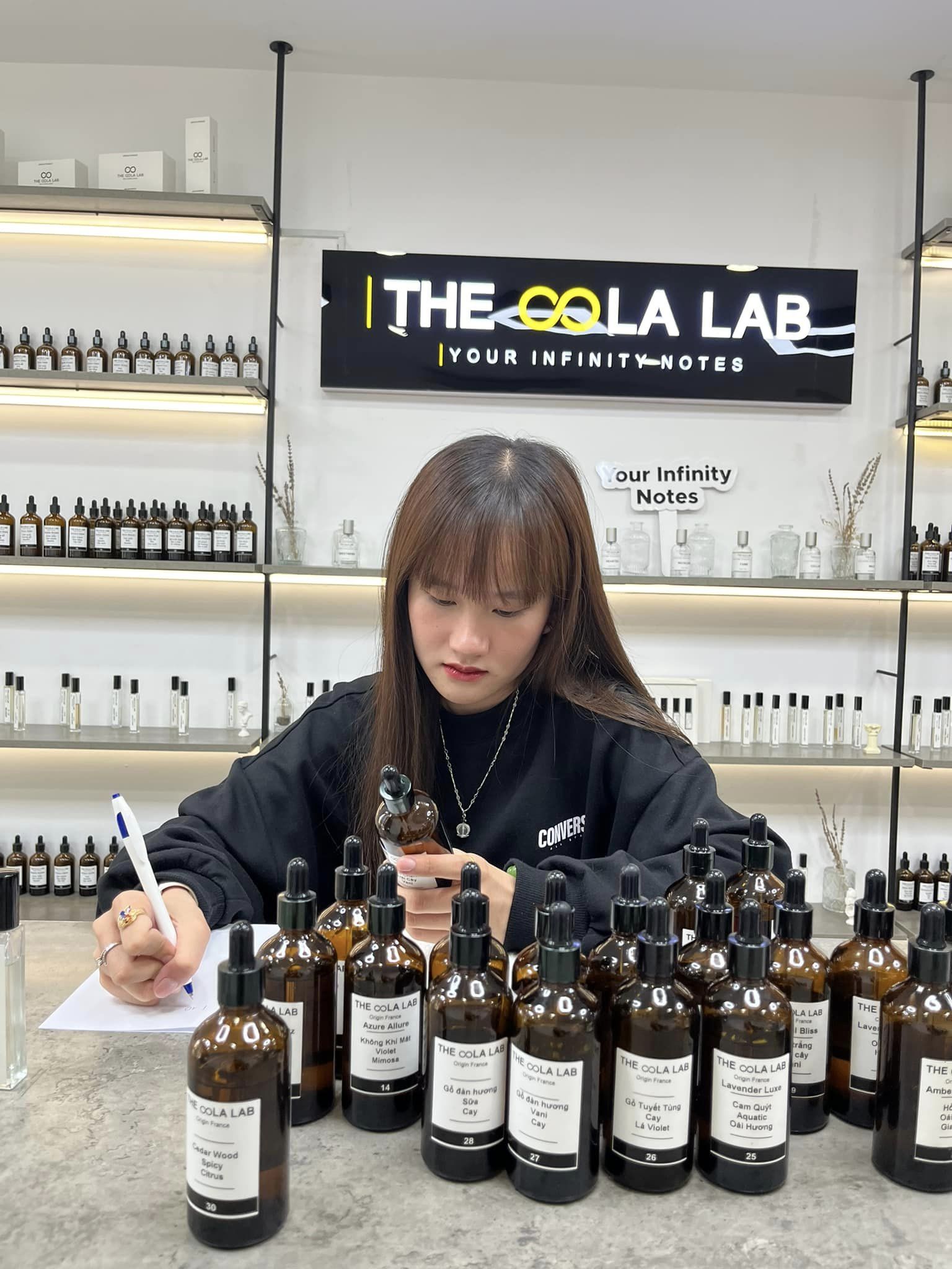 Bí Quyết Lưu Giữ Hương Nước Hoa Cho Ngày Mưa