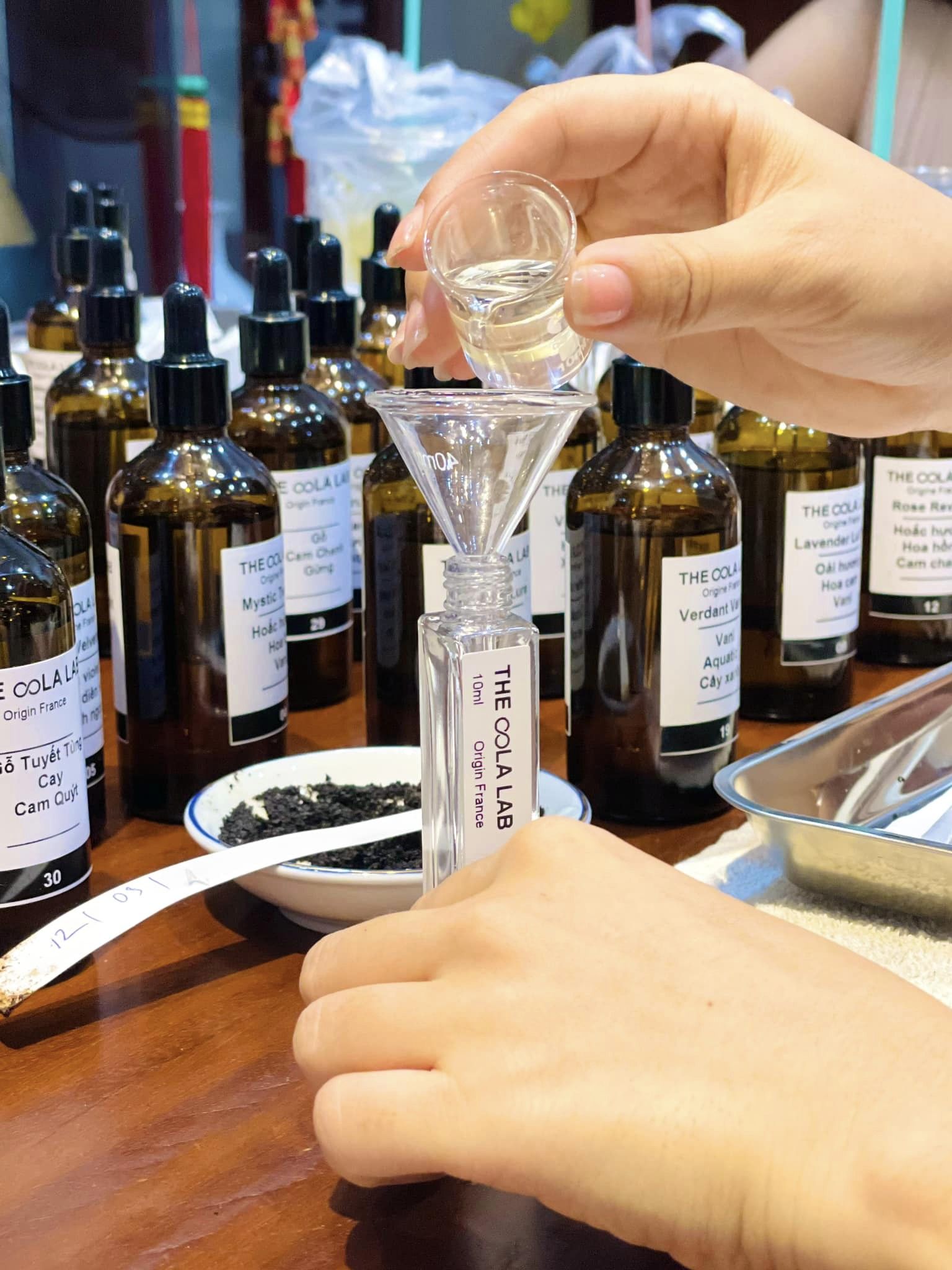 Tạo Dựng Thương Hiệu Cá Nhân Qua Nước Hoa Pha Chế