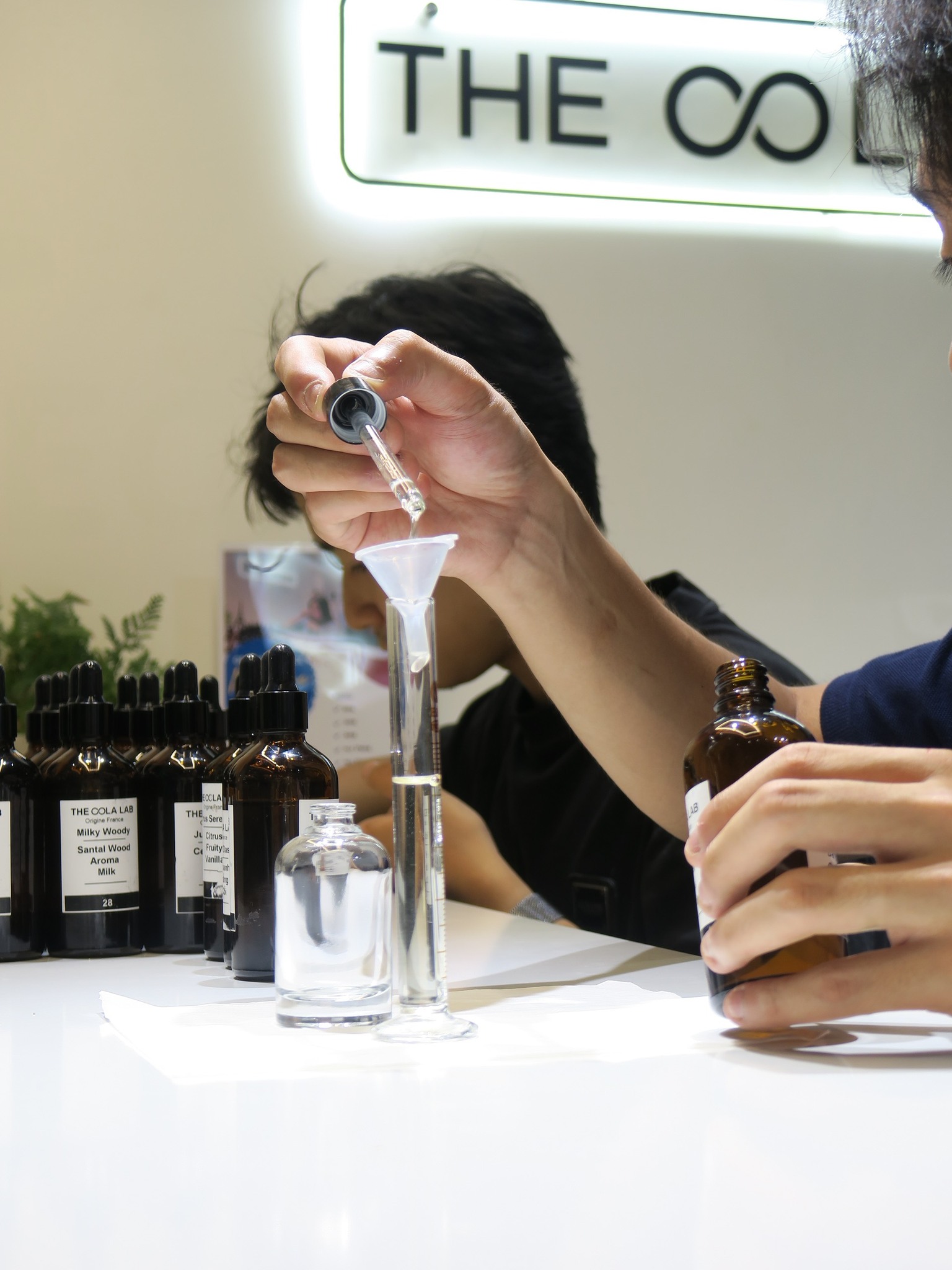 Sử dụng Nước Hoa Khi Đi Ngủ Có Cải Thiện Giấc Ngủ Không?