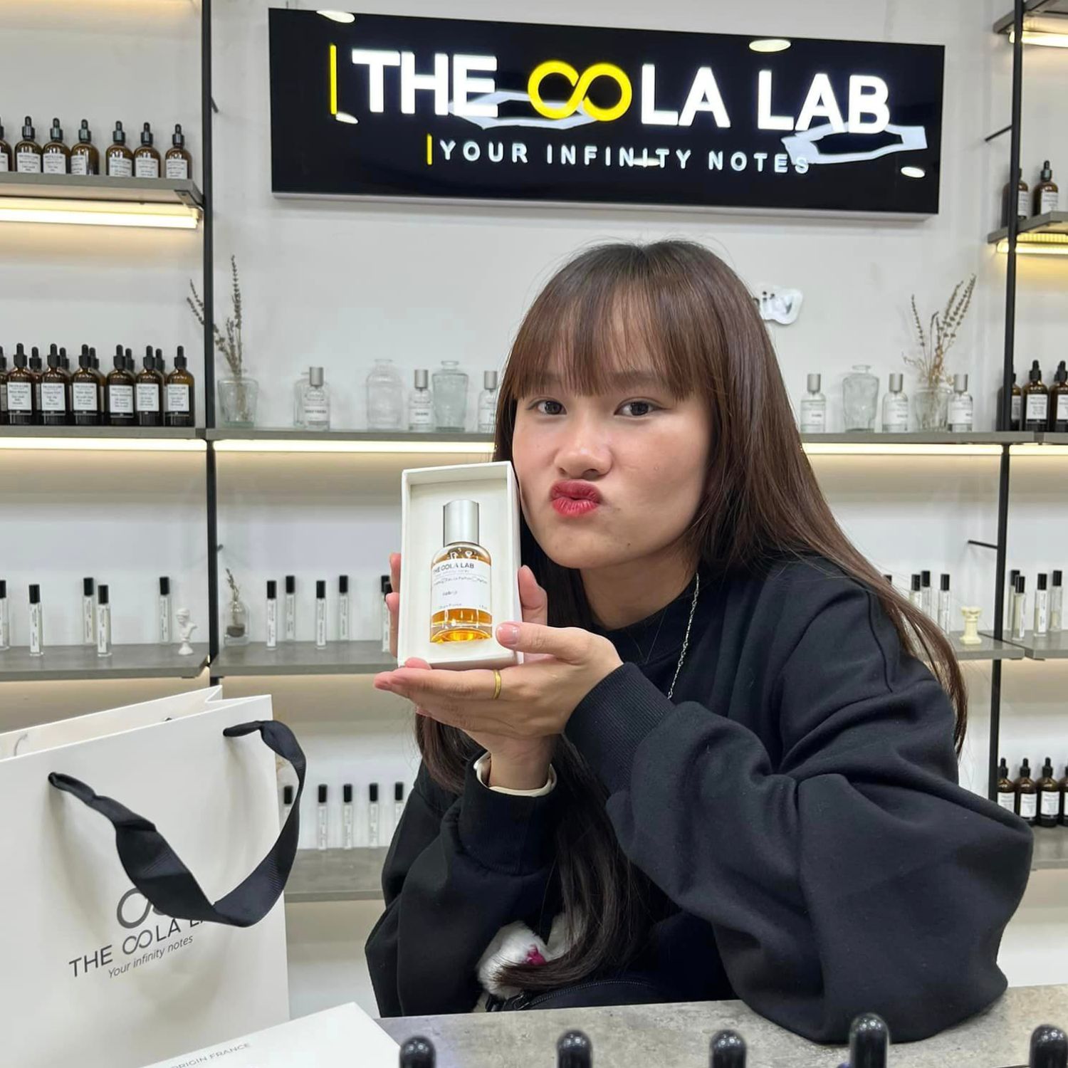 Bí Quyết Lưu Giữ Hương Nước Hoa Cho Ngày Mưa