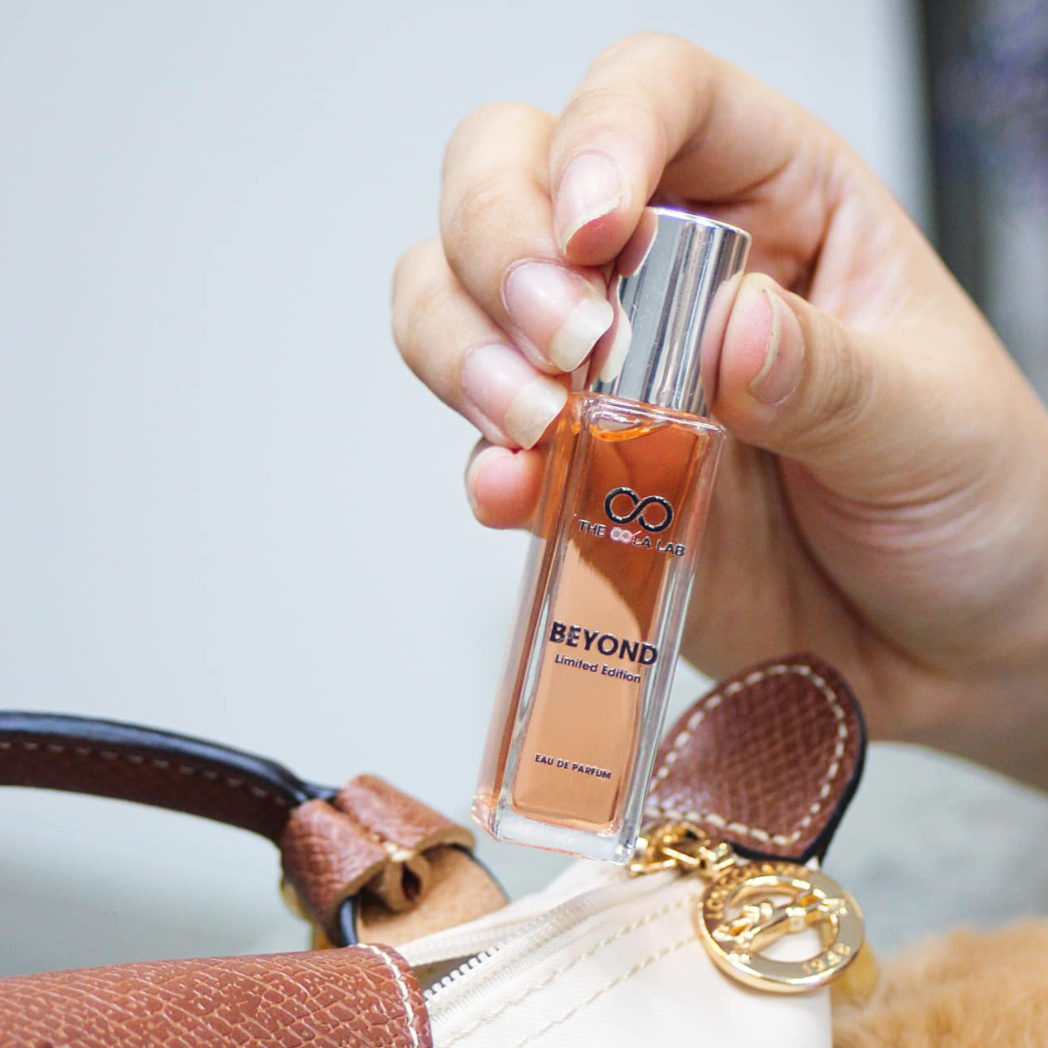 Sử Dụng Nước Hoa Đúng Cách: Nghệ Thuật Lưu Giữ Hương Thơm