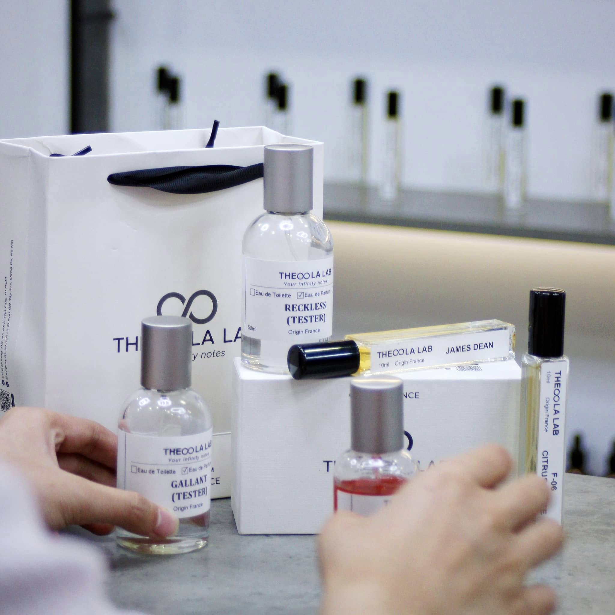 Có Nên Tặng Nước Hoa Cho Bạn Trai? Ngoài ra, nếu bạn trai chưa bao giờ dùng nước hoa, hãy cân nhắc xem anh ấy có thực sự thích không. Một số chàng trai thích phong cách tự nhiên, không thích mùi hương nhân tạo, hoặc đơn giản là không quan tâm đến nước hoa. Trong trường hợp này, có thể bạn nên chọn một món quà khác phù hợp hơn.