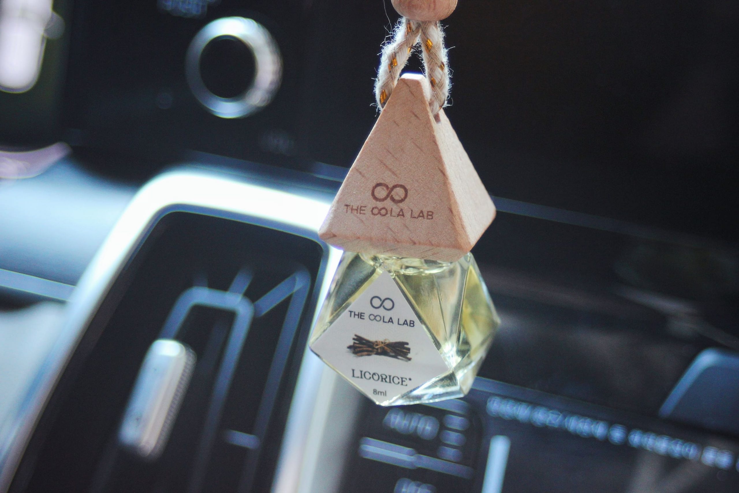 Nước Hoa Treo Xe Ô Tô – Hơi Thở Của Cảm Xúc Và Hành Trình