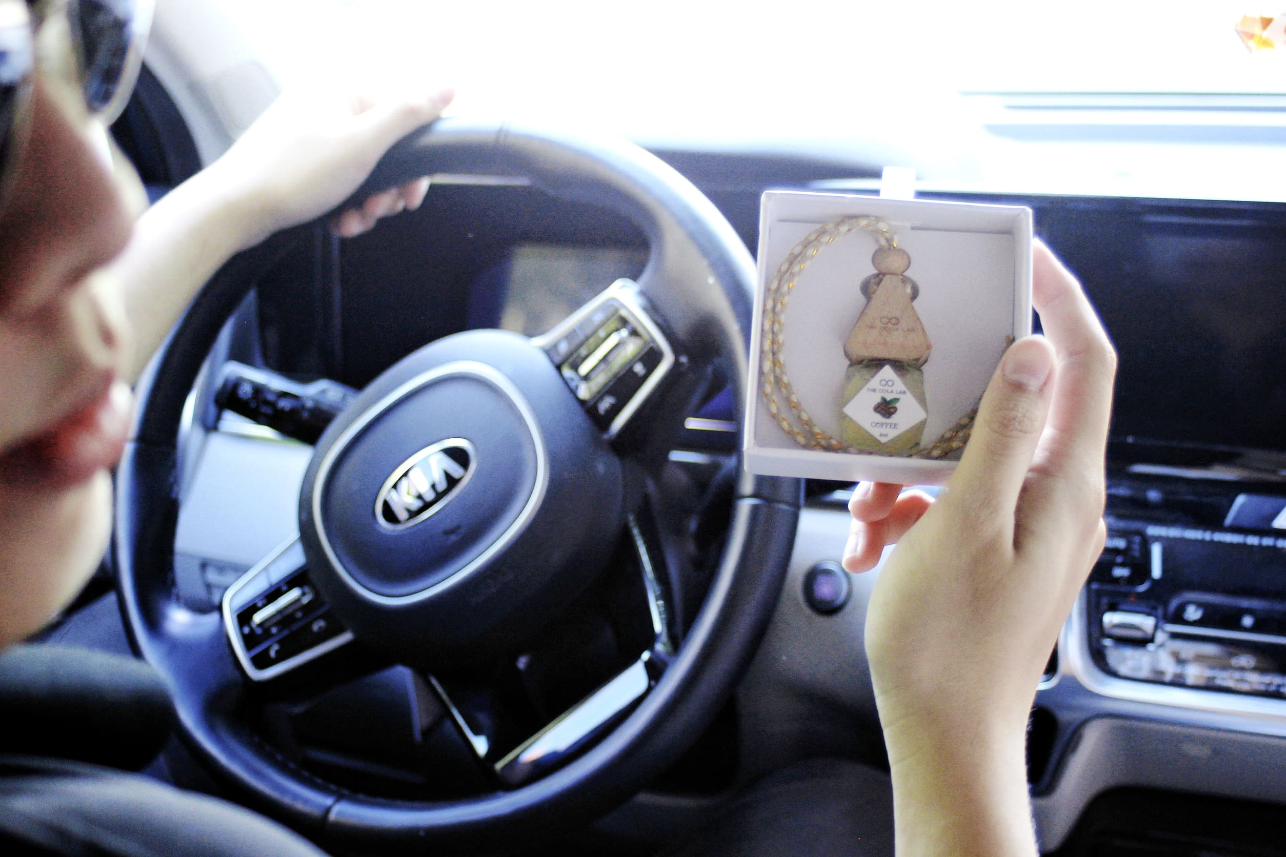 Cách Sử Dụng Nước Hoa Ô Tô: Hương Thơm Định Hình Cảm Xúc