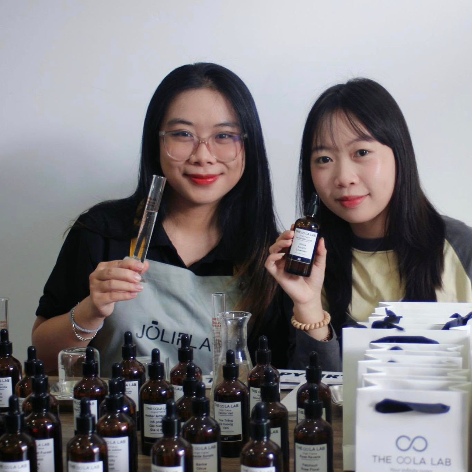 Nước Hoa Tự Thiết Kế – Khi Hương Thơm Là Chất Riêng