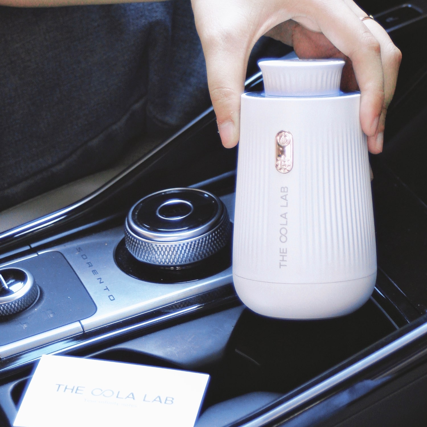 Vị Trí Đặt Nước Hoa Ô Tô: Bí Quyết Lan Tỏa Hương Thơm