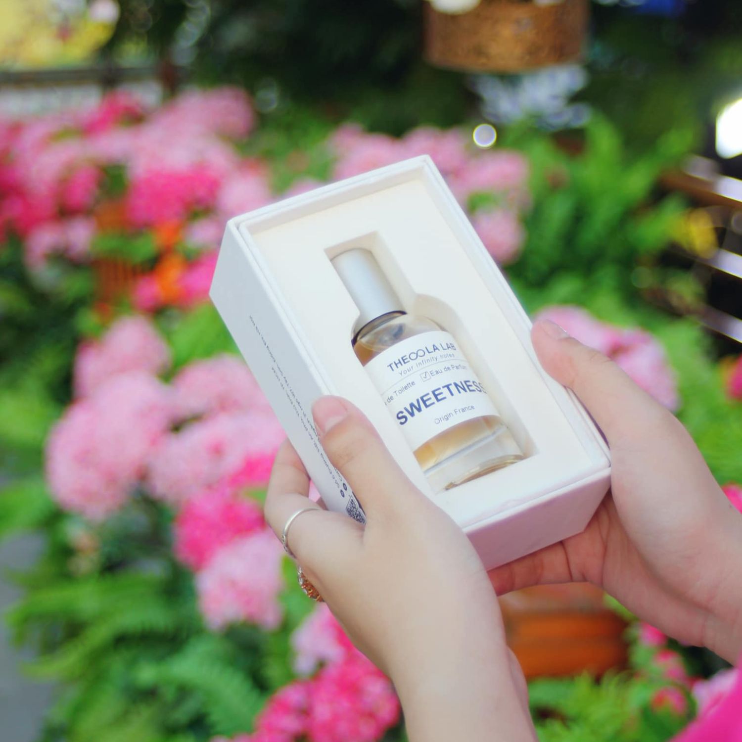 Nước Hoa Là Gì? Câu Chuyện Đằng Sau Những Giọt Hương