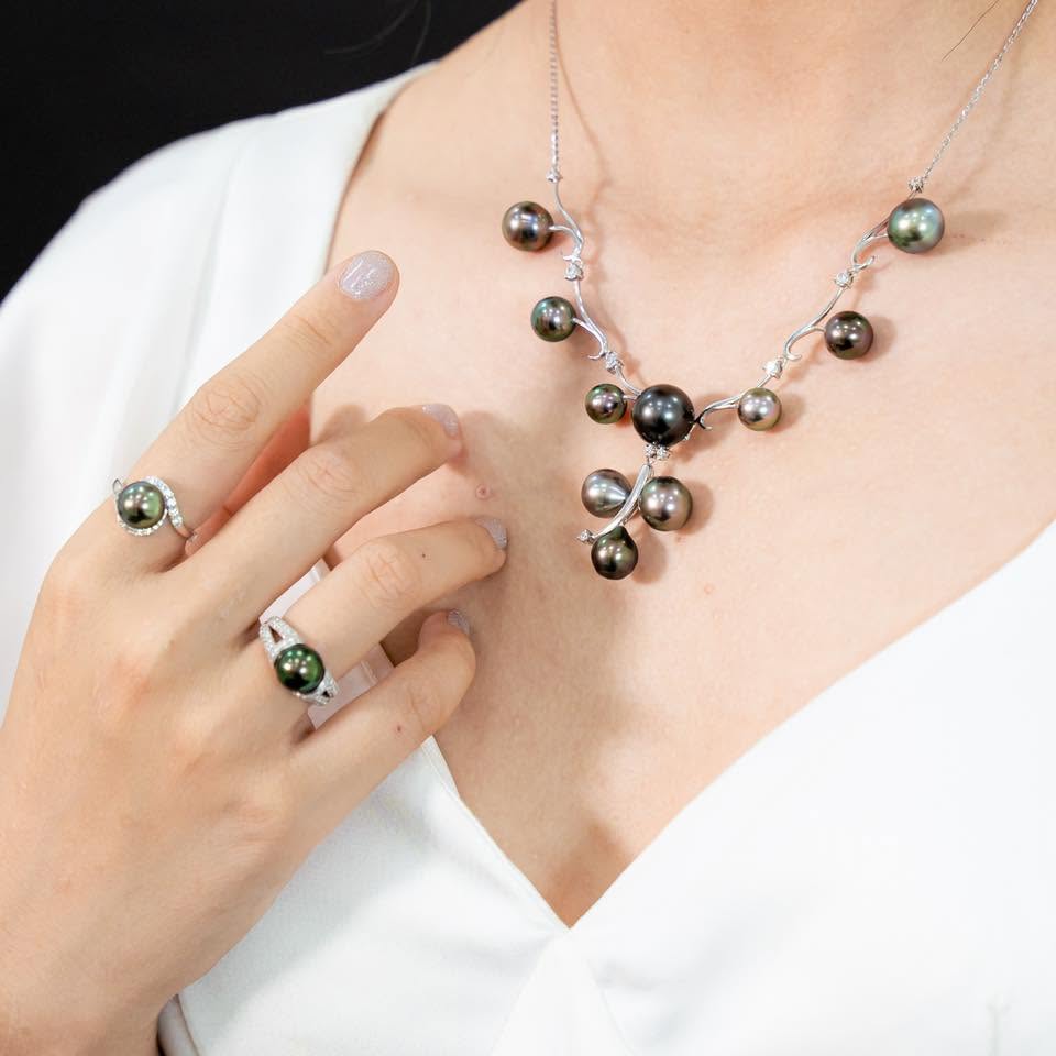 Khi Ngọc Trai Gặp Nước Hoa: Sự Hòa Quyện Của Thanh Lịch Và Quyến Rũ