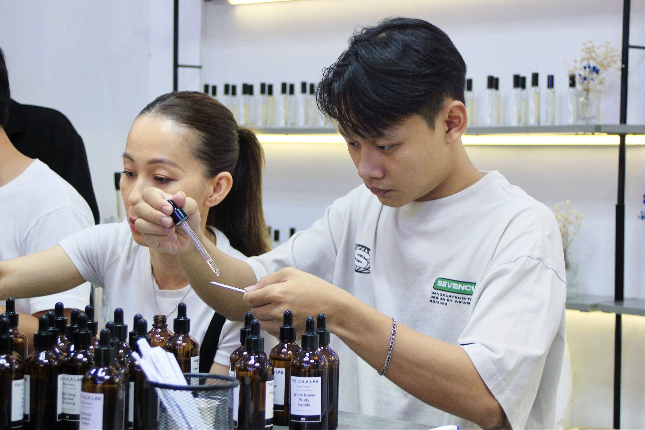 Các Hương Thơm Quyến Rũ: Nghệ Thuật Và Bí Quyết Tạo Dấu Ấn