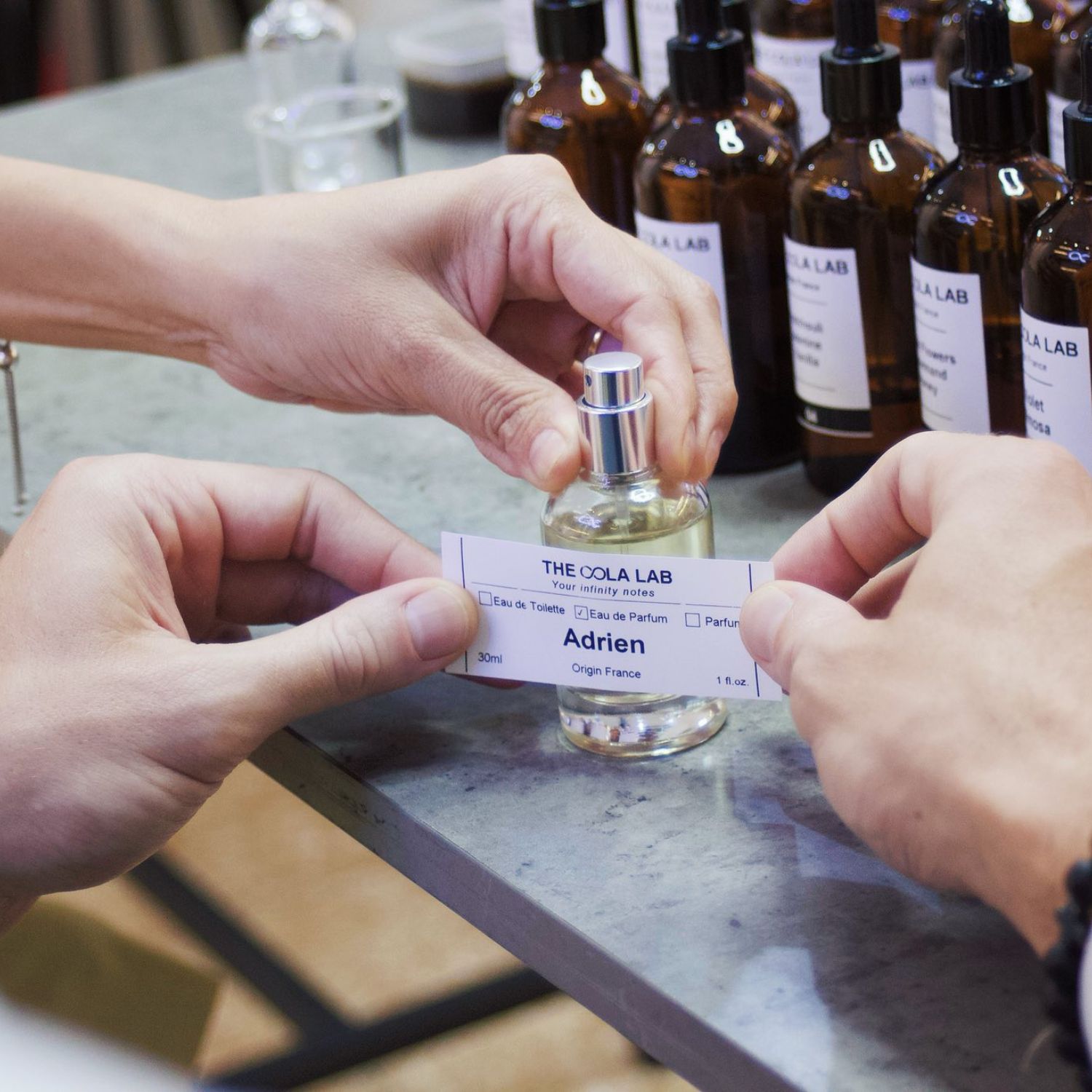 Nước Hoa Cá Nhân Hóa VS Nước Hoa Đại Trà: Tuyên Ngôn Cho Hương Thơm Đích Thực